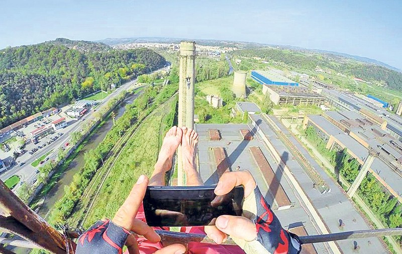 Ţi se face rău, nu alta! Sportivul Flaviu Cernescu s-a fotografiat în timp ce mergea pe sârmă între clădiri