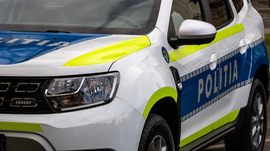 O mașină de poliție parcată