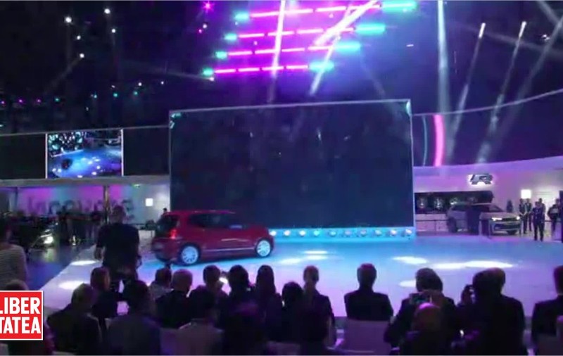SHOW-UL VW DE LA GENEVA ÎNTRERUPT DE UN PROTESTATAR / VIDEO
