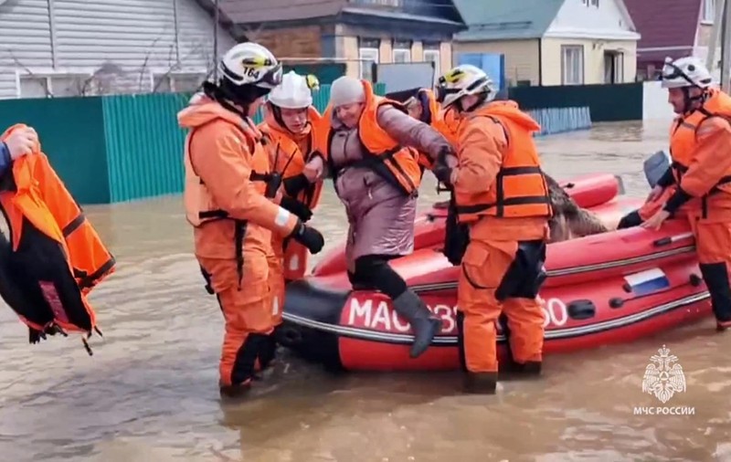 Inundații puternice într-o regiune rusă din Urali după ruperea unui baraj. Rusia anunță că a evacuat 4.000 de oameni