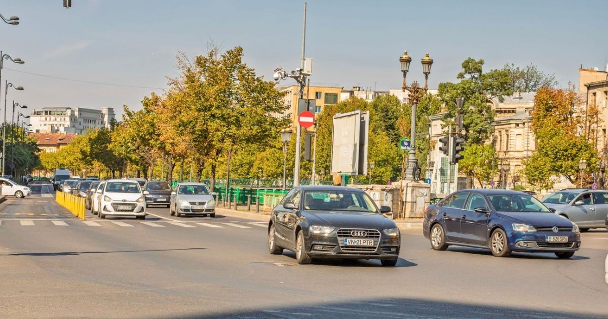 Zi insorita in București, masini pe strada, trafic, copaci in fundal, ideea de poluare în capitală. 4 iulie 2018