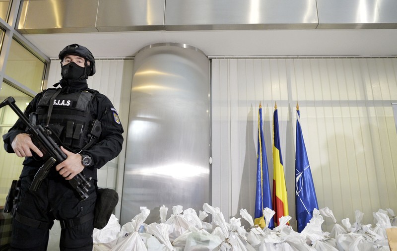 Cum penetrează cocaina prin vămile din România. Cazul lui Elvis Piroviq, albanezul care aduce câte 10 kg de droguri cu maşina, dar reuşeşte să stea departe de arest