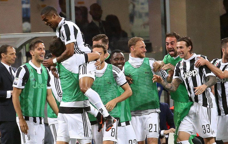 Cât costă Douglas Costa. Juventus va achita 40 milioane euro pentru fotbalistul brazilian