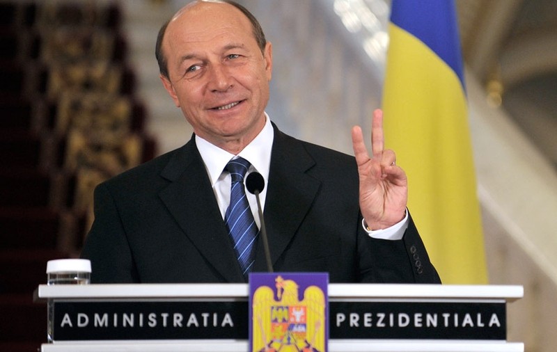 Băsescu: "Mă distram punând fosfor de la chibrituri pe şinele de tramvai" 