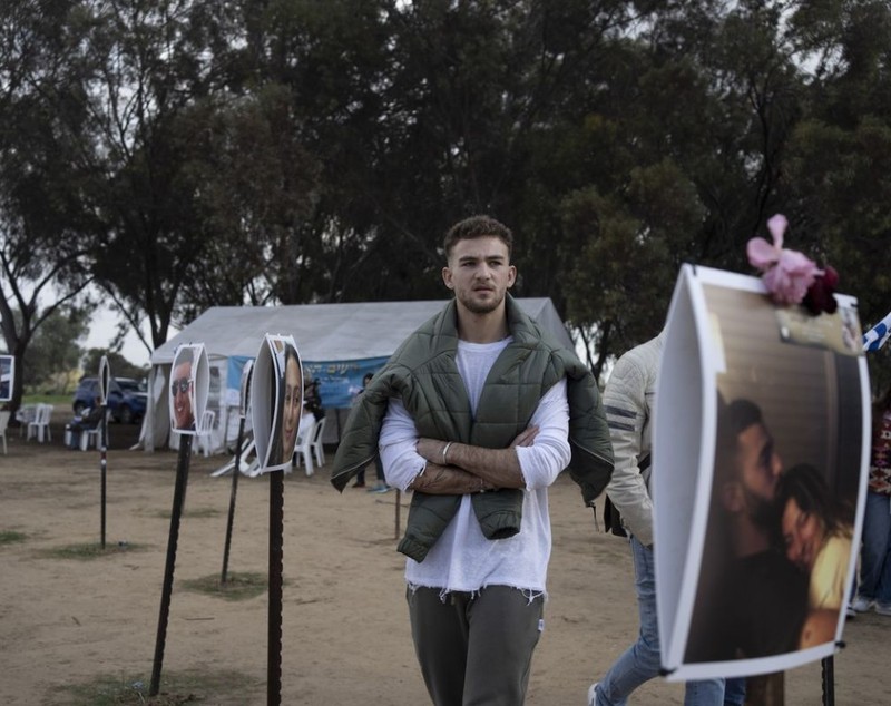 „E ca și cum timpul s-ar fi oprit”. Rudele israelienilor răpiți sau uciși la festivalul Nova au revenit la locul masacrului la trei luni de la atacul Hamas