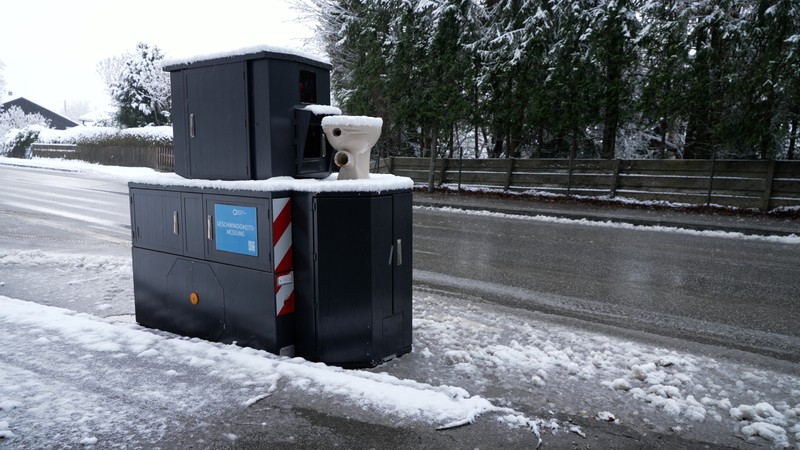 Murnau, Blitzer mit Lokus, Toilette die Sicht versperrt, WC auf Blitzer, Kohlgruber Straße, 11.03.2023, Foto: Dominik Bartl