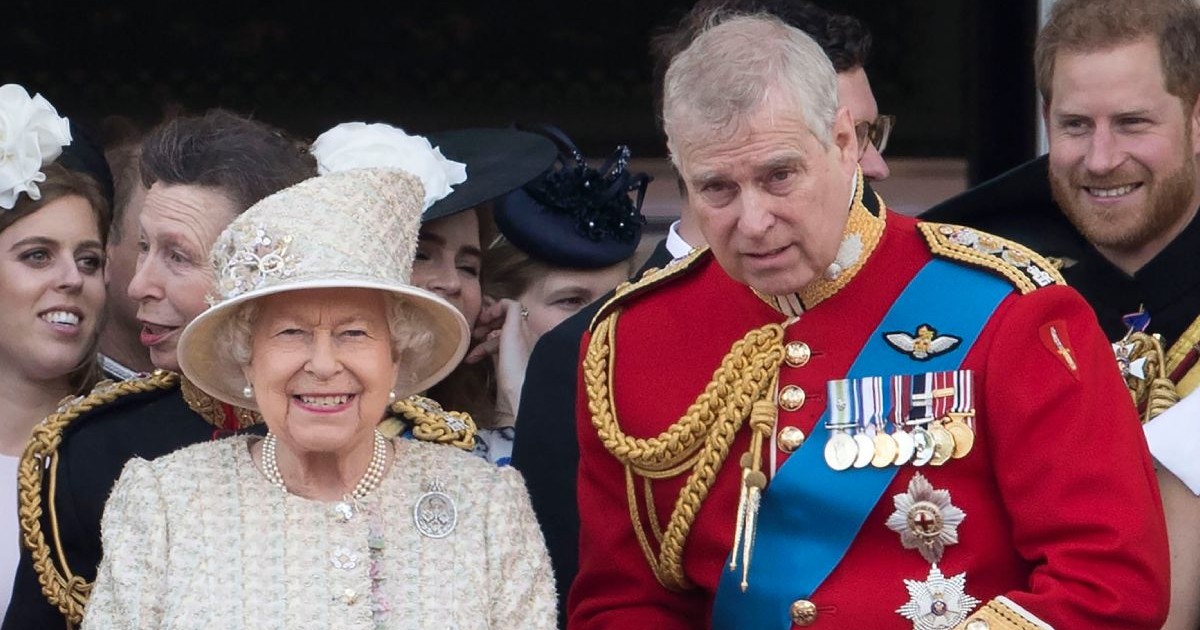 Regina Elisabeta a II-a și prințul Andrew, la balconul palatului Buckingham din Londra