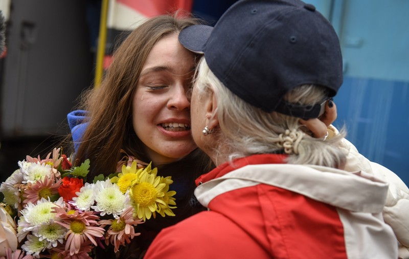 Ucraineni cu lacrimi în ochi, la sosirea „Trenului Victoriei”. De ce este importantă linia care leagă capitala Kiev de Hersonul eliberat