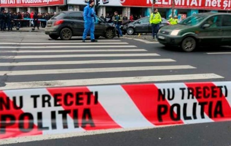 Accident în centrul Capitalei. Un troleibuz a spulberat o maşină, iar trei persoane au fost rănite