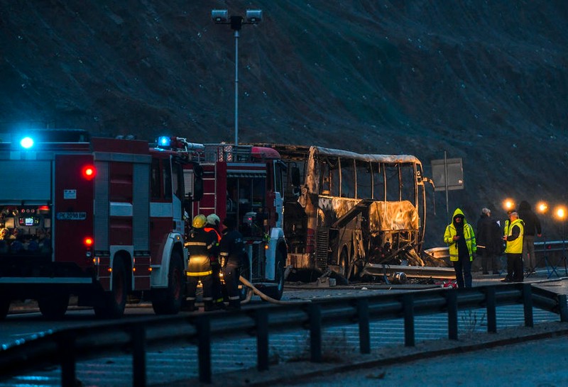 Autocarul a fost ars complet în urma incendiului | Foto: EPA