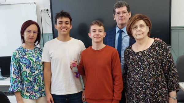 Doi elevi din Oradea au creat un AI pentru cercetarea medicamentelor și au câștigat argint în SUA