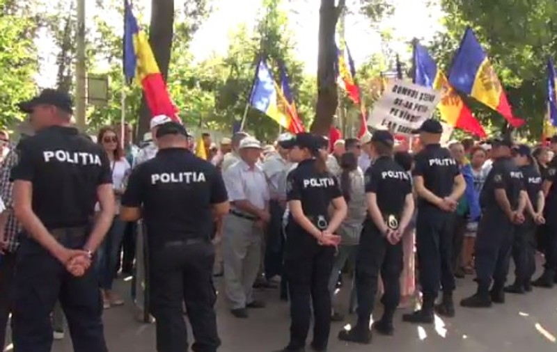 Sute de oameni au protestat la Chișinău față de schimbarea sistemului de vot
