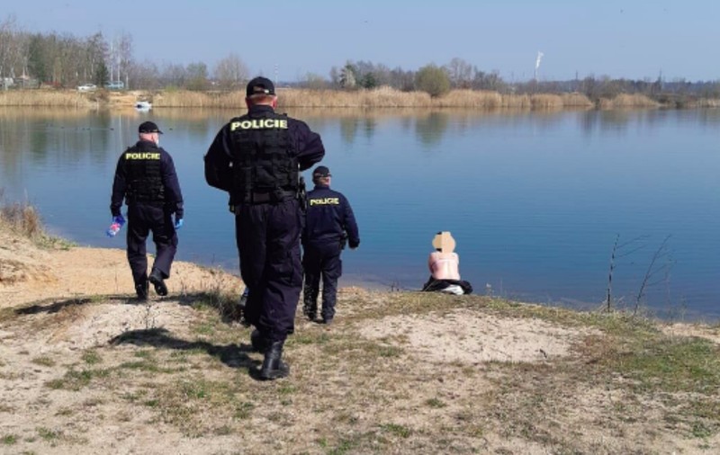 Un grup de nudiști a fost avertizat de poliție pentru că nu purta măști