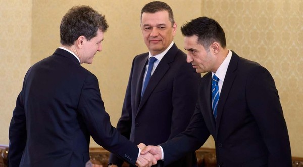 Secretarul general al PSD, Claudiu Manda, dă mâna cu președintele Nicușor Dan pe 18 mai 2026, la Cotroceni, înaintea consultărilor pentru noul premier. Președintele PSD, Sorin Grindeanu, privește. Foto: Profimedia