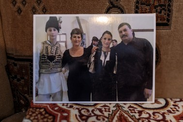 Niculiță, stânga, într-o fotografie de familie