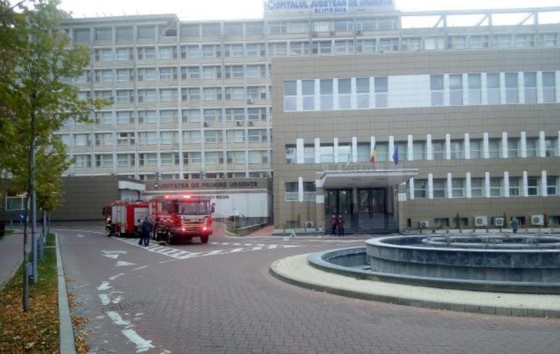 Pacienţi evacuaţi de la Spitalul Județean Suceava, după ce personalul a simțit miros de fum într-un salon
