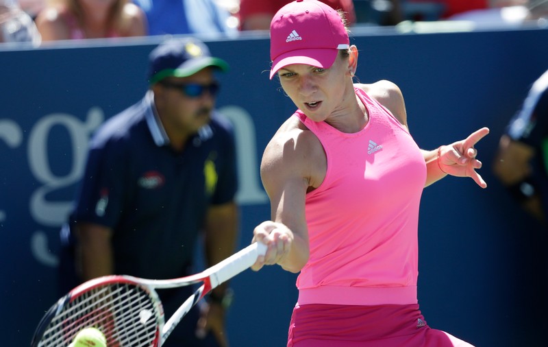 Halep, criticată pentru rochia de la Singapore: ”A luat cearșaful bunicii mele decedate?”