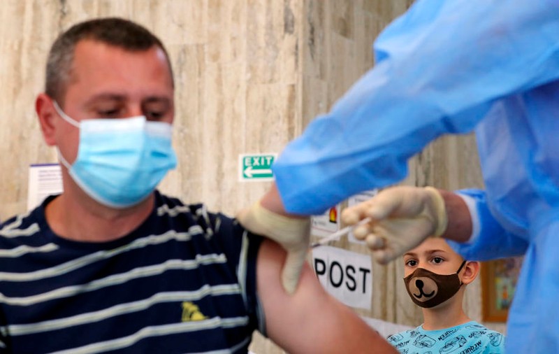 Aproape 25.000 de persoane, vaccinate anti-COVID în ultimele 24 de ore. Peste 6.000 au primit prima doză