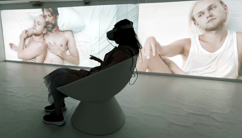 Credit imagine: ‘Adina Pintilie: Tu ești un alt eu - O catedrală a corpului’ (2022), instalație VR. Fotografie expoziție: Laurențiu Reghină