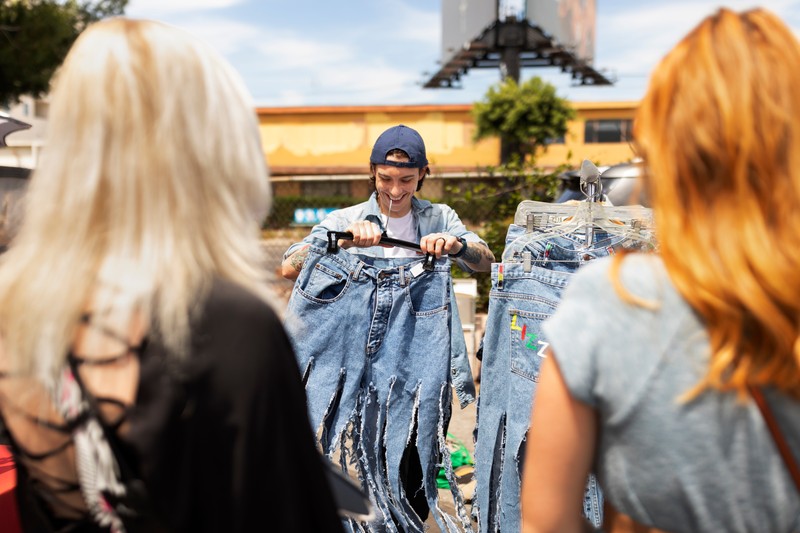 Românii preferă să cumpere haine de la magazinele second-hand. Foto: freepick.com