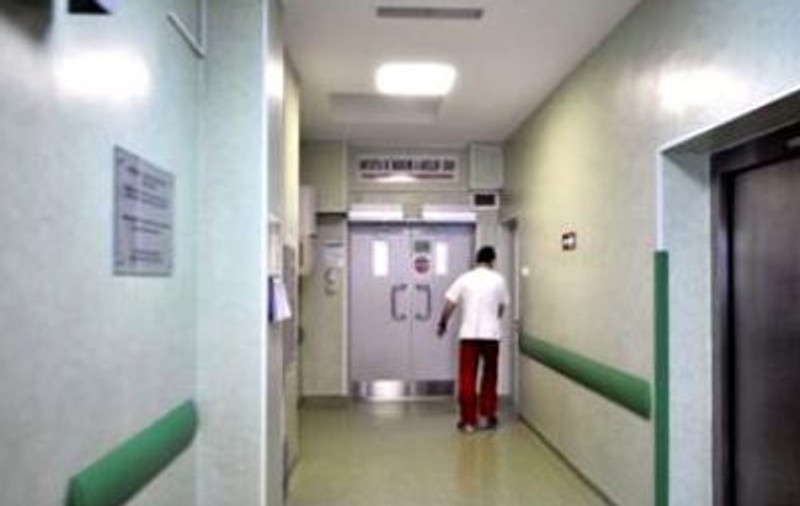 Un bărbat a ajuns în stare gravă la spital după ce a fost găsit aproape înghețat în beciul casei