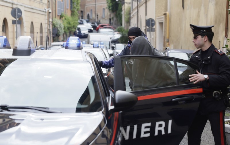 Banda de români care a îngrozit Italia: Opt persoane arestate pentru un jaf de 600.000 de euro după ce au spart intrarea unei firme folosind o dubă 