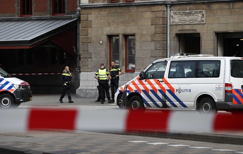 UPDATE / Atac cu cuțitul în Gara Centrală din Amsterdam. Răniții sunt americani, iar atacatorul este afgan. A fost un atac terosit