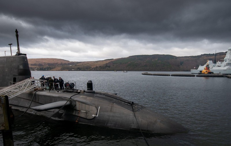 Românca și iranianul arestați pentru că ar fi încercat să intre într-o bază nucleară a Marinei britanice au fost eliberați