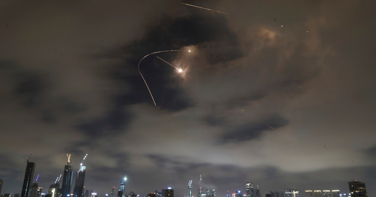 Imagine cu cerul Tel Avivului în timpul unui atac iranian cu rachete, pe 21 iunie 2025