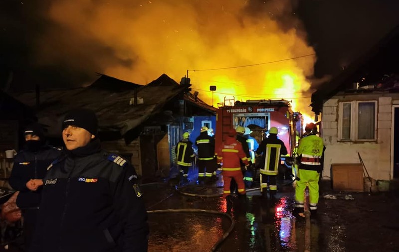 Klaus Iohannis l-a sunat pe primarul din Miercurea Ciuc, după incendiul care a lăsat aproape 260 de persoane fără case