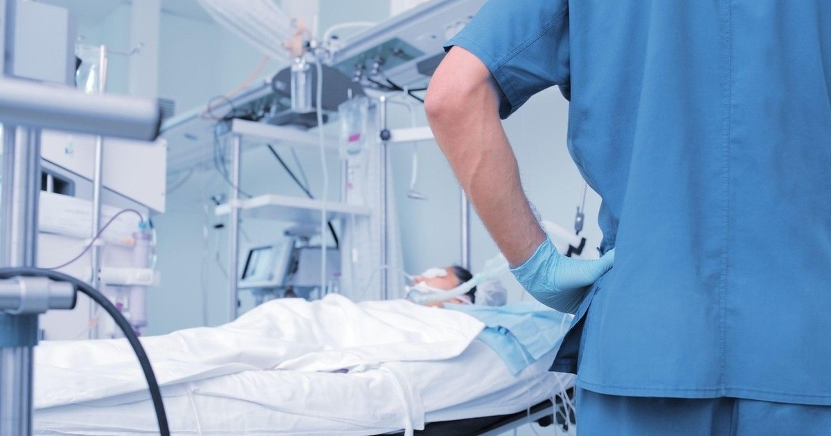 Doctor bărbat care se uită la pacient.