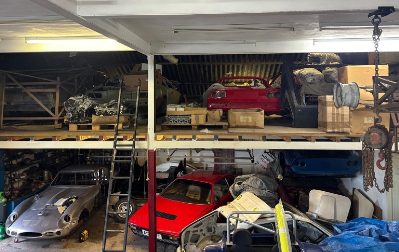 Ferrariuri de 700.000 de euro, descoperite într-un depozit după moartea proprietarului: sunt scoase la licitație