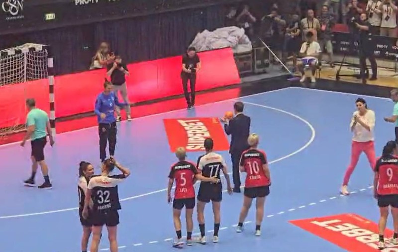 Nicușor Dan a aruncat de la 7 metri la gala de retragere a Cristinei Neagu. Cum s-a descurcat președintele României