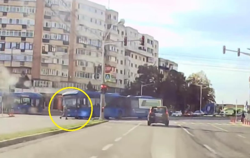 „Își număra banii, nu s-a asigurat deloc”. Momentul în care un bărbat a fost lovit în plin de un autobuz pe trecerea de pietoni, în Buzău | VIDEO