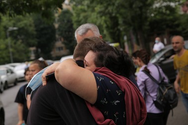 Mama unui absolvent de clasa a opta a izbucnit în lacrimi când și-a văzut fiul ieșind din școală