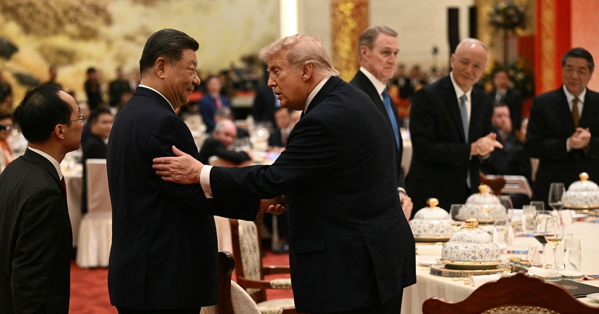 Xi Jinping (stânga) și Donald Trump se salută înainte de a se așeza la masă Foto: Profimedia