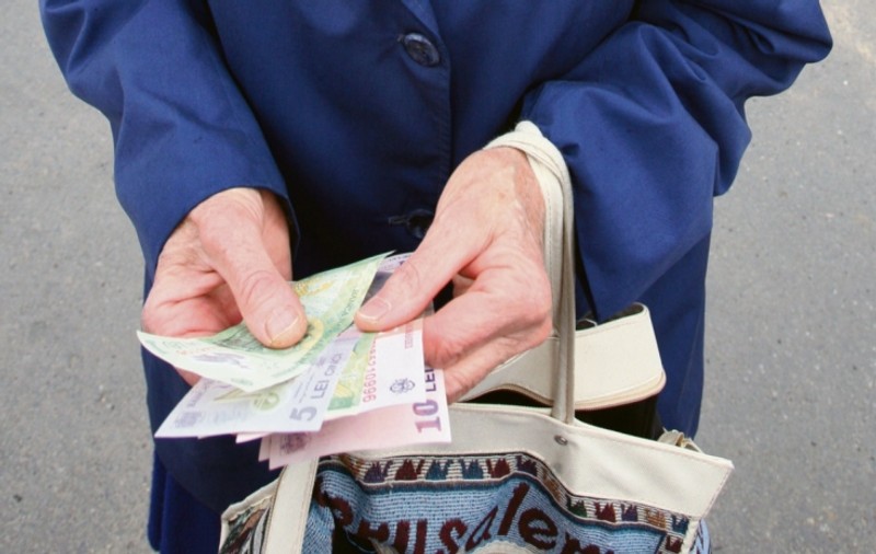O poștăriță din Oncești este acuzată că și-a oprit banii de pensii și alocații ai unor localnici. La cât se ridică prejudiciul
