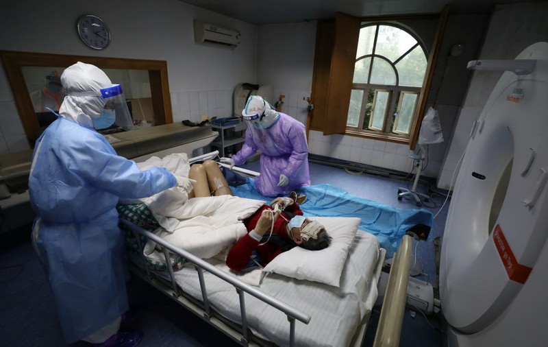 Un pacient ”vindecat” a murit în China din cauza coronavirusului. Mai mulți oameni depistați pozitiv după externare