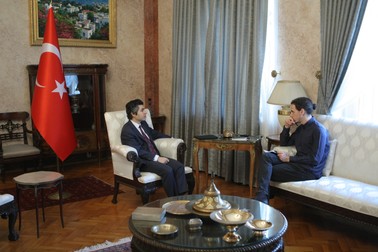 Ambasadorul Turciei, Koray Ertaș, discutând cu jurnalistul Libertatea, Ionuț Iordăchescu / Foto: Adrian Manolache