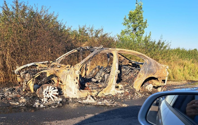 O mașină în care se aflau și doi copii a ars ca o torță pe DJ 592, între Timișoara și Lugoj