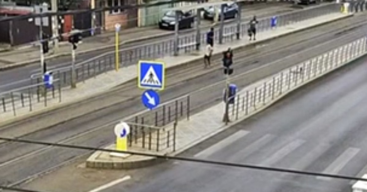 Imaginile video surprind exact momentul in care barbatul este injunghiat in statia de tramvai Sportului, de pe linia tramvaiului 21