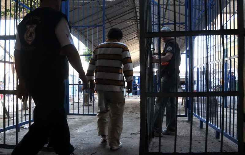 100 de deținuți au evadat dintr-o închisoare din Paraguay printr-un tunel