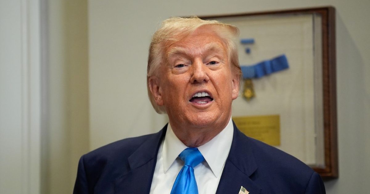 Donald Trump, surprins în timp ce vorbeste, 30 iulie 2025