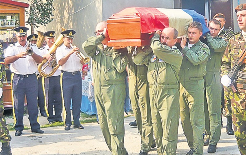 Pilotul prăbuşit la Craiova a fost înmormântat cu onoruri militare