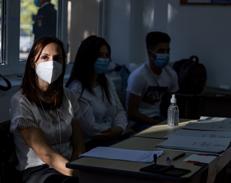 Cozi la alegeri în Ţăndărei, fost focar de Covid-19. Oamenii au votat pentru “şuşale”
