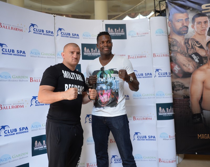 Sesiune de autografe cu Remy Bonjasky la cântarul dinaintea galei Superkombat Mamaia