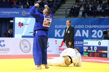 Celebrând victoria cu ucraineanul Oleksandr Gordiienko, de la Europenele de la Kazan, din 2016