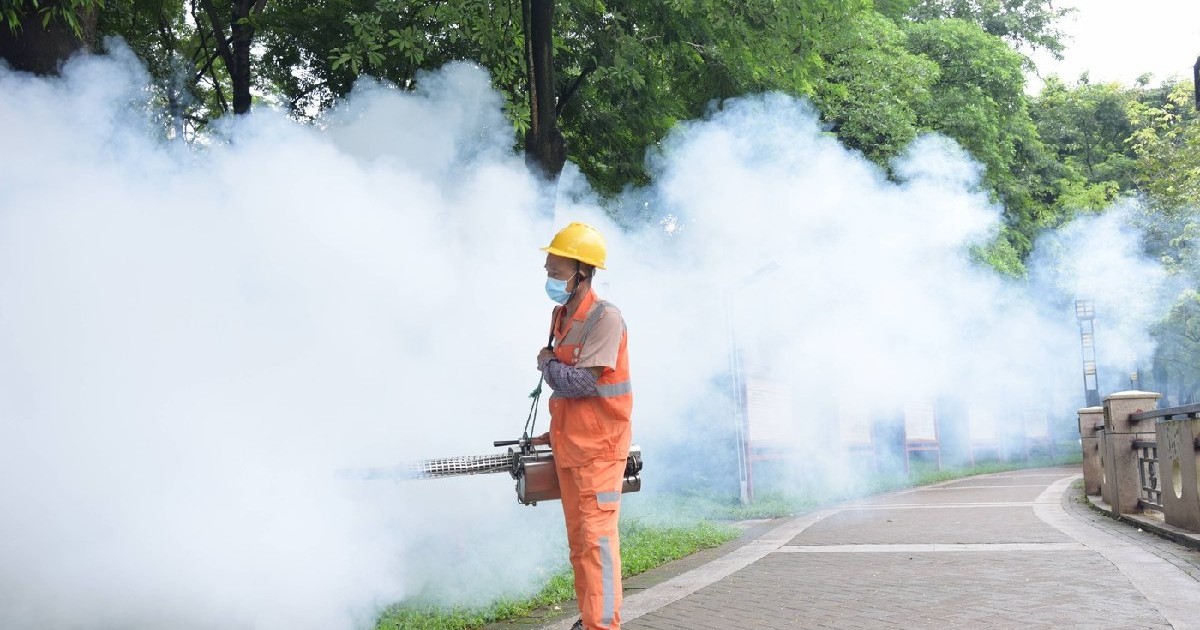 Un muncitor din serviciile de salubritate stropește cu insecticid pentru a preveni răspândirea febrei Chikungunya, pe 3 august 2025, în Dongguan, provincia Guangdong, China.