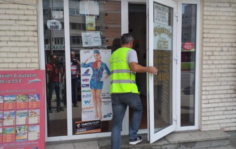 Jaf la un magazin de bijuterii din Brăila. Hoţul a fugit cu 10 lănţişoare de aur după ce a pulverizat spray lacrimogen spre vânzătoare