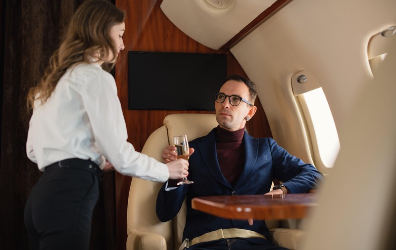 Ce băuturi nu ar trebui niciodată consumate în avion. Explicațiile unei însoțitoare de bord